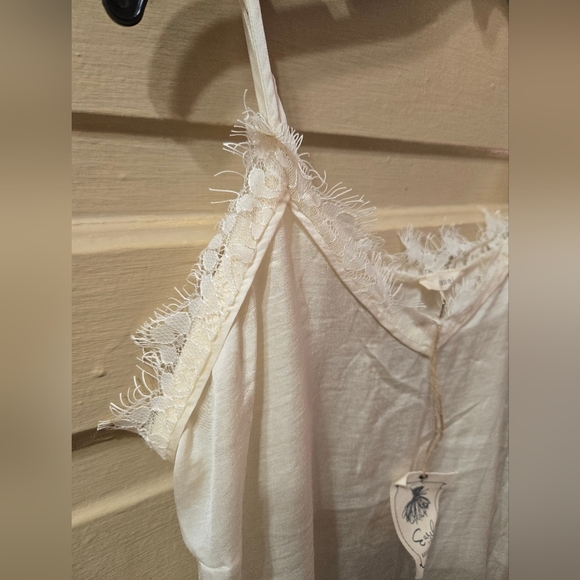 Easel Lace Trim Adjustable Strap Cream Colored Spaghetti Strap Tank Top NWT - Picture 4 of 5